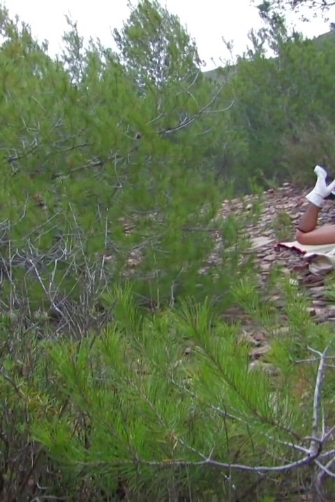 Twee geile sletten worden buitenshuis geneukt