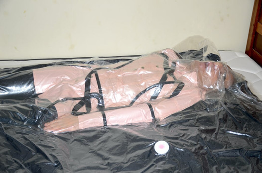 2 juil. 2023 - VacPacked dans ma robe combodress en PVC rose avec mon bouclier facial en PVC, tabliers en caoutchouc et tabliers en PVC