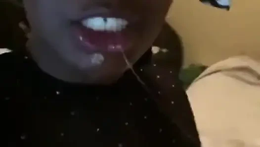 Ayah tiriku pindah bersama kami dan tengah malam kami bersenang-senang