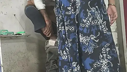 Göt amcık sikiyor yarak emiyor göğüslerini emiyor memeden süt emiyor ve domaltarak yarağa oturuyor ve doğrudan Hintçe seste yatıyor