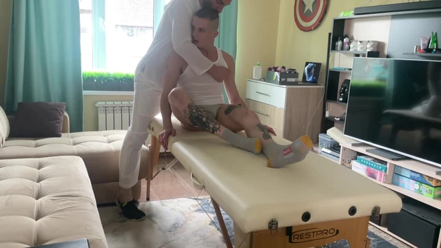 Dicky masseur fucks athletic twink during massage