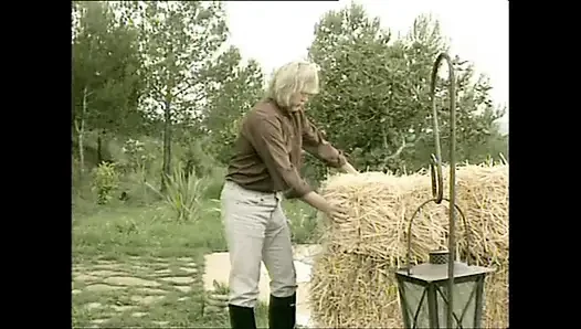 İki güzel genç kız önce mastürbasyon yapıyor sonra sikiliyor ve büyük olgun yarakla üzerine boşalıyor