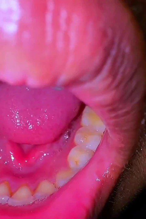 嗨, 我独自吃热辣的阿拉伯穆斯林女孩, 我有巨大的圆屁股和大毛茸茸的阴户, 你能操我吗???