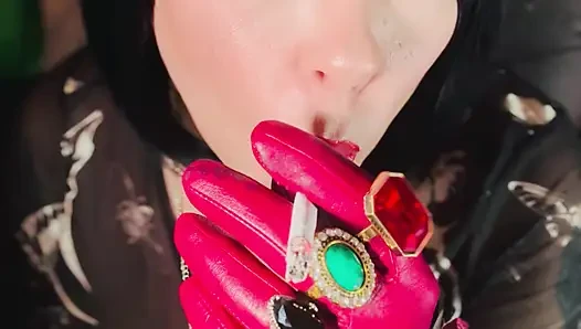 Leder mit handschuhen, Goth tina snua raucht eine korken-100-Zigarette - OMI OME snap atmet Rauch