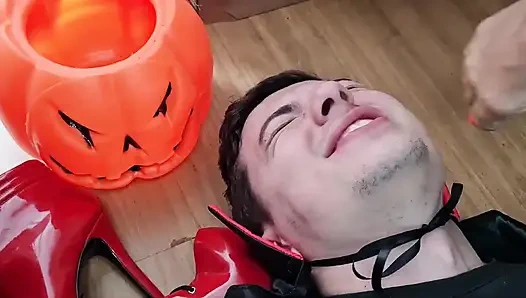 Dracula mencoba menggigit kiffa witch tetapi mendapat pelajarannya