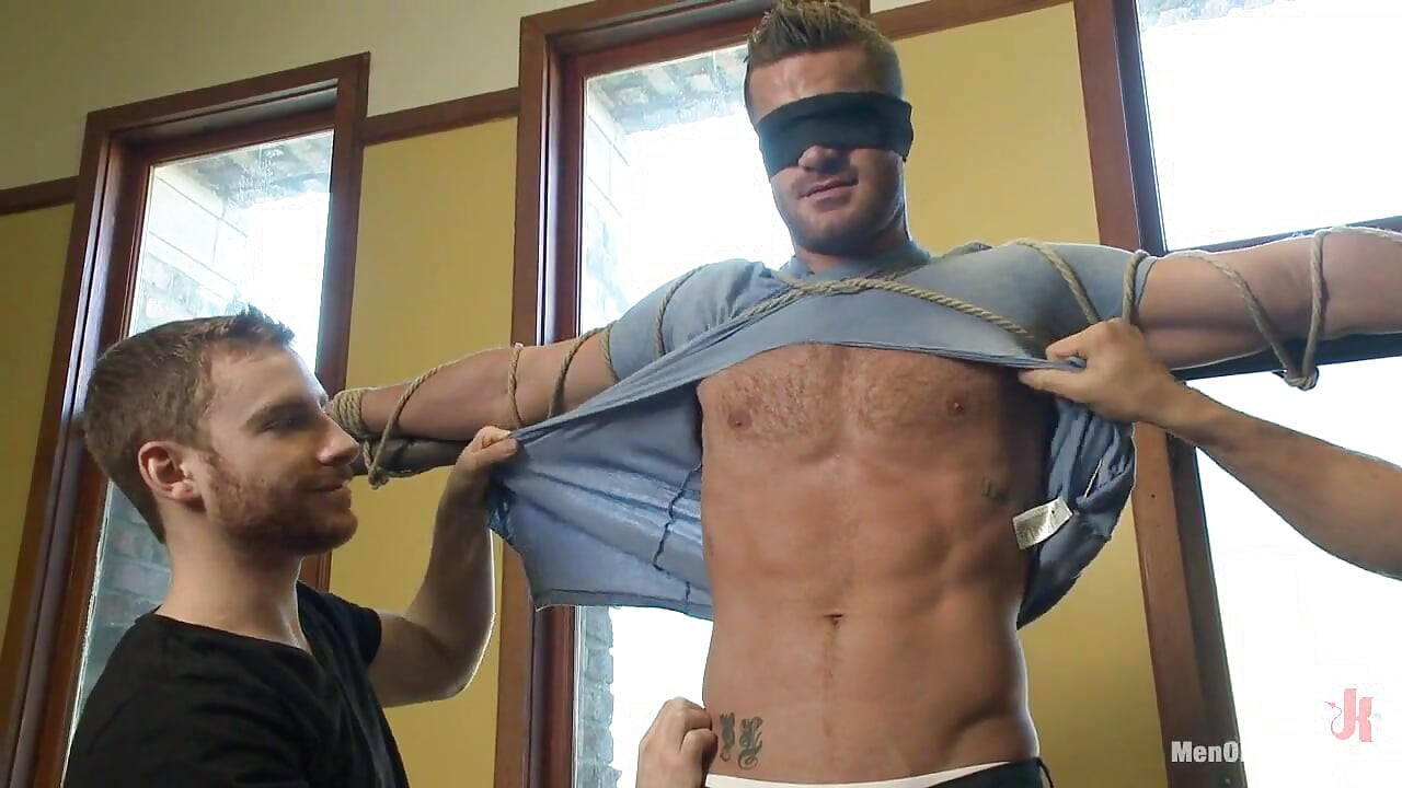 Super zgodnik Landon Conrad vezan i na rubu po prvi put