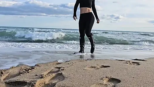 Sepatu Bot Di Pantai Air