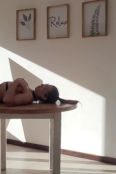 Îmi pun tocurile înalte și sunt futută pe masă