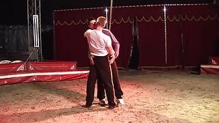 Zirkusdarsteller machen einen großen akt, indem sie anal ficken