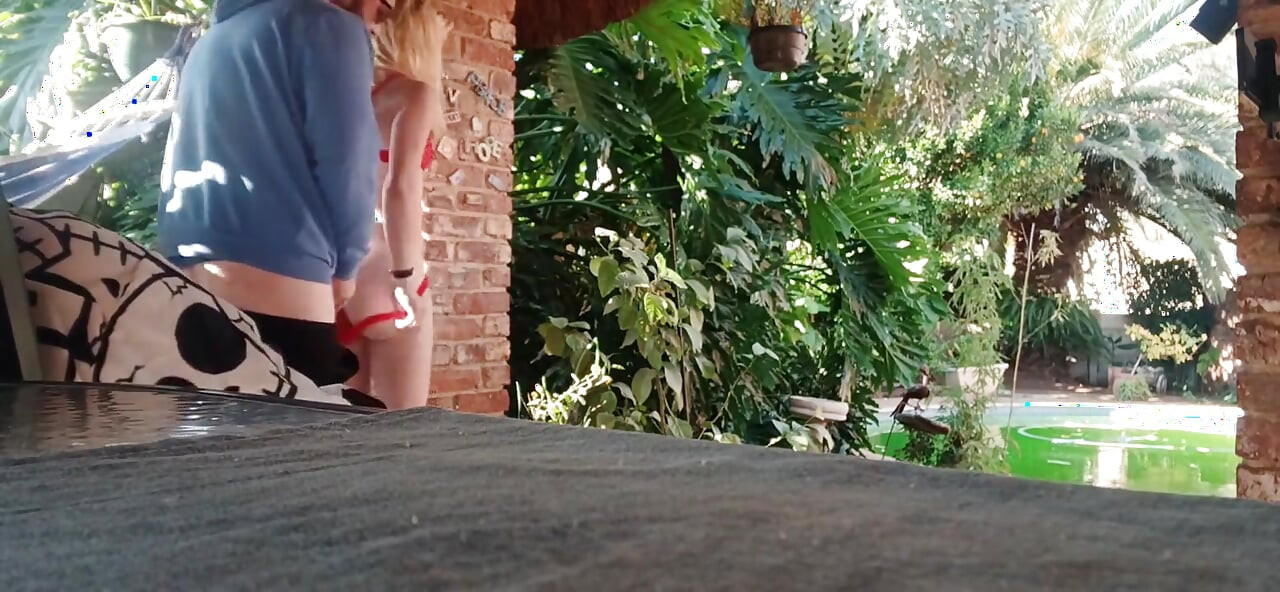 Plezier hebben in de tuin, blonde pikzuigen