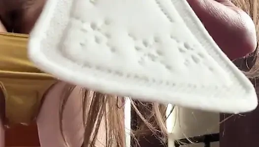 Memasukkan close-up ke dalam pakaian berbulu ketat dua kali setiap hari