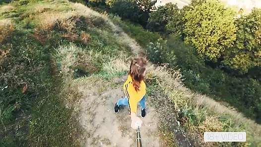 Halka açık sakso ve ağıza boşalma sürtük fitness modeli