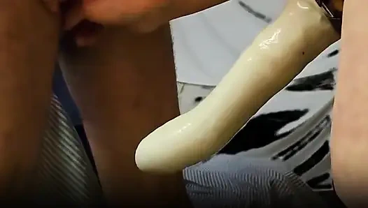 Трахаю его задницу моим большим дилдо.