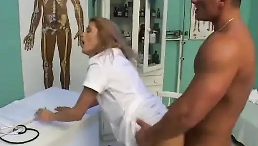 Hemşire doktor tarafından sikiliyor!