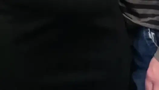 Azgın sapık elbisenin altında kızı parmaklıyor