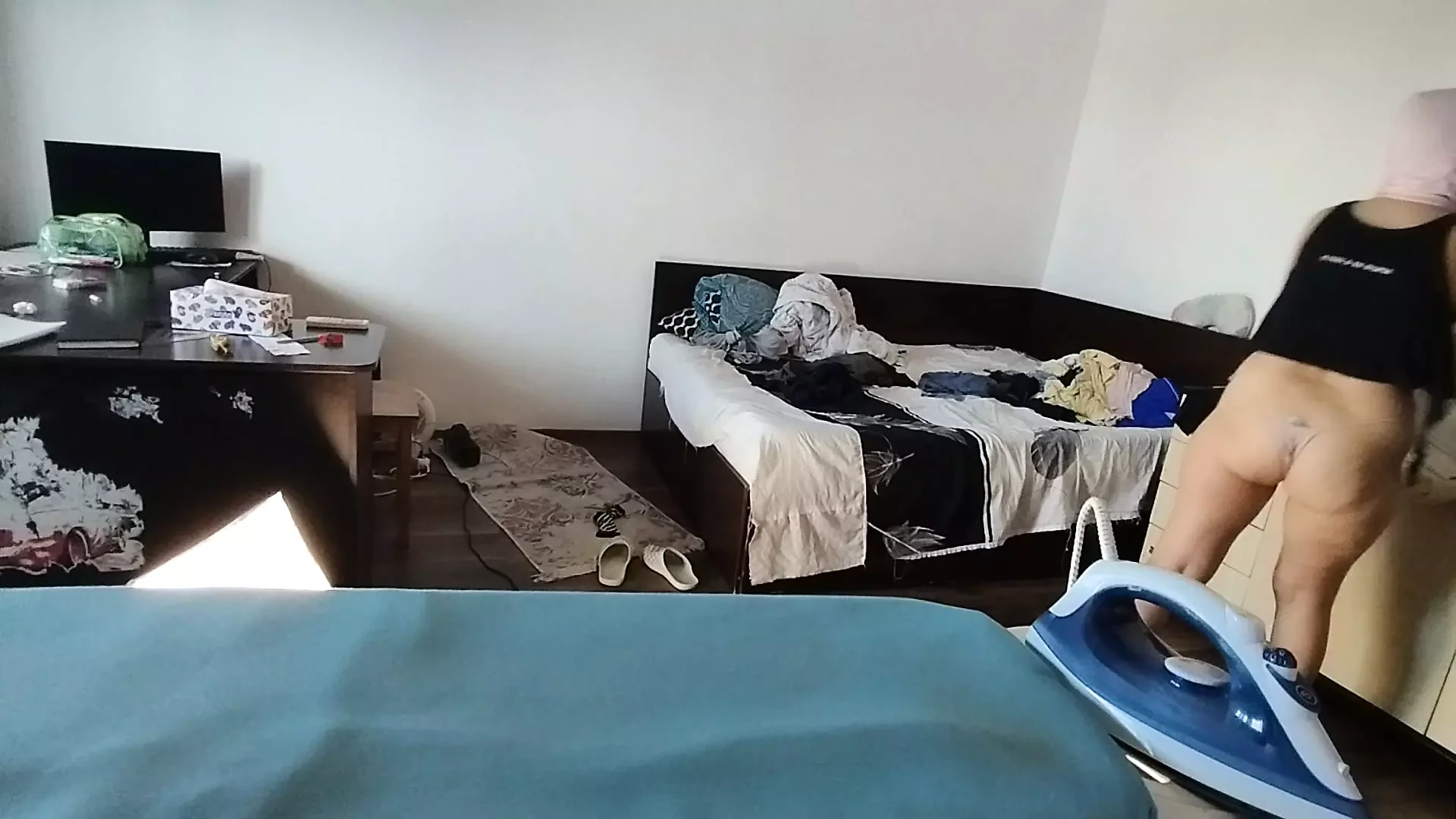 Esposa sexy fazendo trabalho doméstico nua Morena, buceta peluda, bunda grande, peitões. Mãe sexy se massageia com um vibrador.