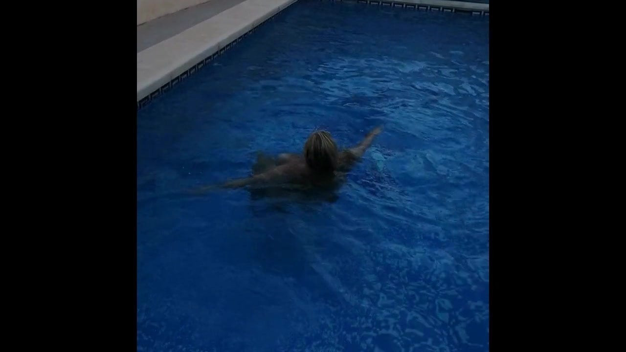 Mamă sexy mare și frumoasă în piscină