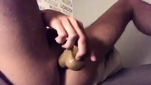 Oğlan oynar ile yapay penis ve boşalmak