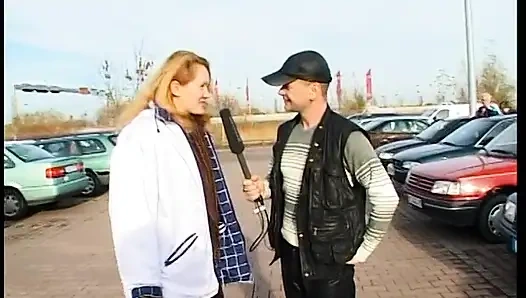 Рыжая тинка с большими сиськами и волосатой киской раздевается на кастинге