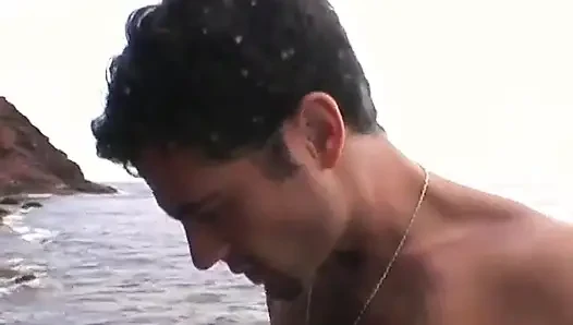Sulu sarışın tatlı Katy Caro ve Phil Holliday romantik randevunun tadını çıkarmak için deniz kıyısında bir sığınak buldu