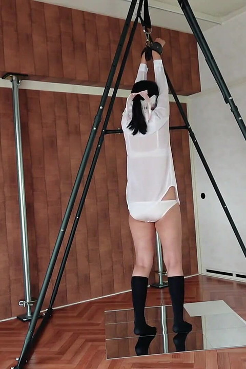 Una donna in camicia e biancheria intima gode di gioco bondage