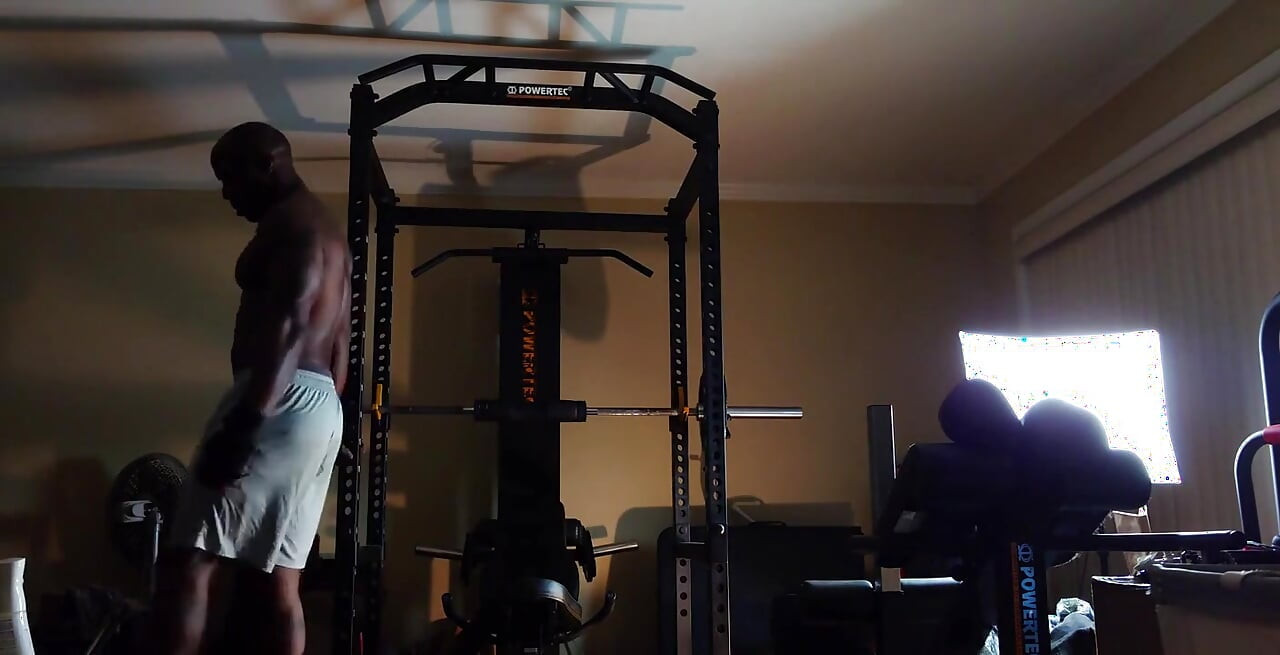 Latihan Resistance Olahraga Protein terdiri dari 20 asam amino; 9 Sangat Penting dan harus diperoleh melalui Diet.