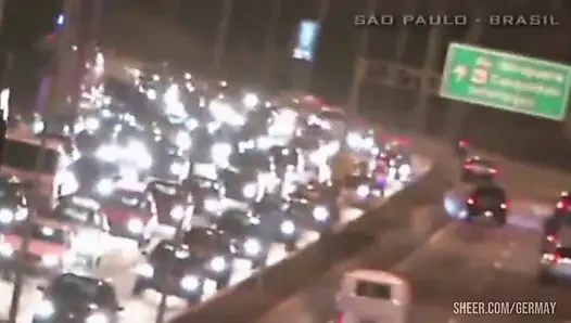 Сорая Кариока делает татуировку и расплачивается Cuvisa