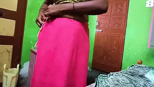 Ammu показывает большие сиськи и меняет сари