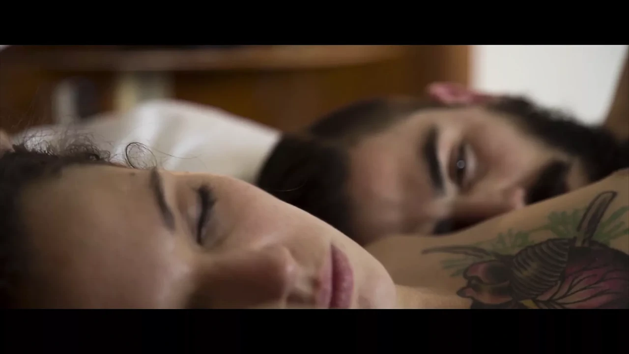 性感的红发女郎在三人行