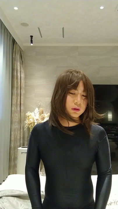 A pervert wrapped in full-body tights masturbates and takes off his mask when he feels good | Clip 2