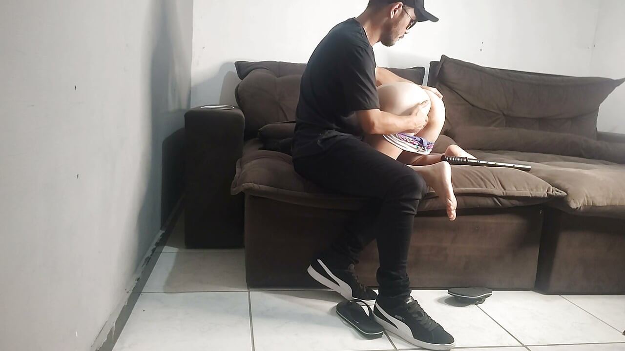 الزوجة تفعل كل ما يريده الشرطي لتجنب اعتقال زوجها