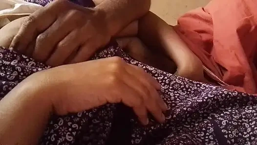 ibu rumah tangga Tamil dipijat sama suaminya