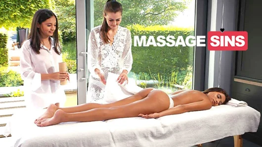 Trois filles font un massage sexuel dans des massages