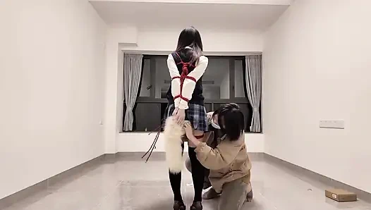 HS19 - девушку в школьной форме связали, бродят по улицам