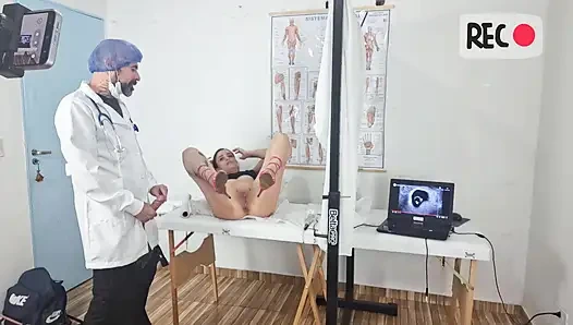 Doktor hastaya ultrason yapıyor