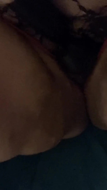 Je serre mes gros nichons en suçant mon orgasme avec stimulation de la baguette de gode