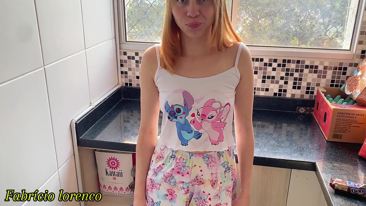 エッチな18歳の連れ子のお尻を朝食として食べちゃいました!