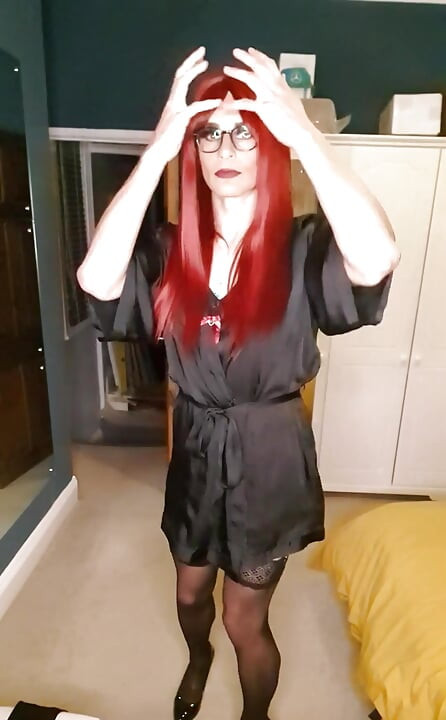 Ubrana w bieliznę i czerwoną głowę, pani Jessica Tantalises i dokucza daleko z jej dużym 10 dildo