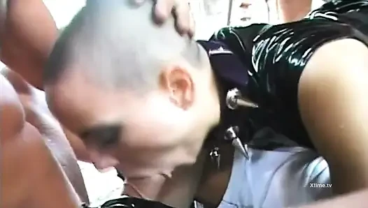 Fetiş elbiseli seksi tıraşlı kızın dilating göt deliği