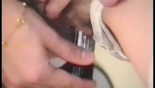 Azgın tatlı kız sıkı amına dildo sürmeyi seviyor