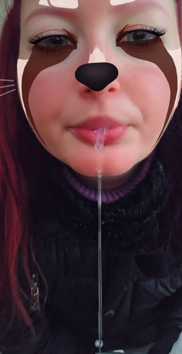 女孩ana Liz秘密地吮吸一个厚厚的冰冰柱..