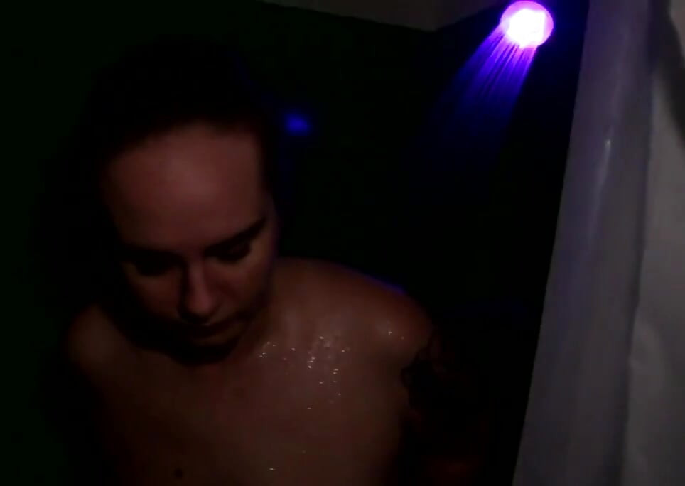 J’ai trouvé mon chemin dans cette douche avec un show de lumière. Joignez-moi pour me voir caresser chaque pouce pendant que je me prépare à tourner mon premier