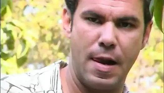 Aksi hot lesbian hot rambut pirang yang saling muasin memek satu sama lain di luar ruangan