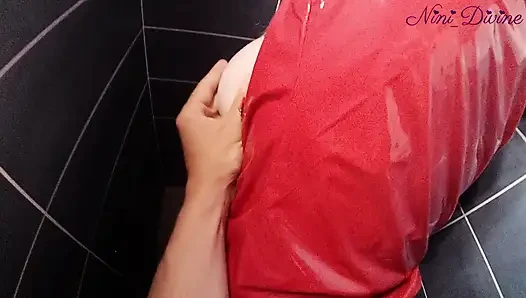 Gadis perancis dengan pantat bahenol dientot habis-habisan di toilet klub malam
