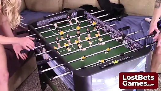 Aksi hot lesbian dylan dan carmen yang lagi asik main strip foosball