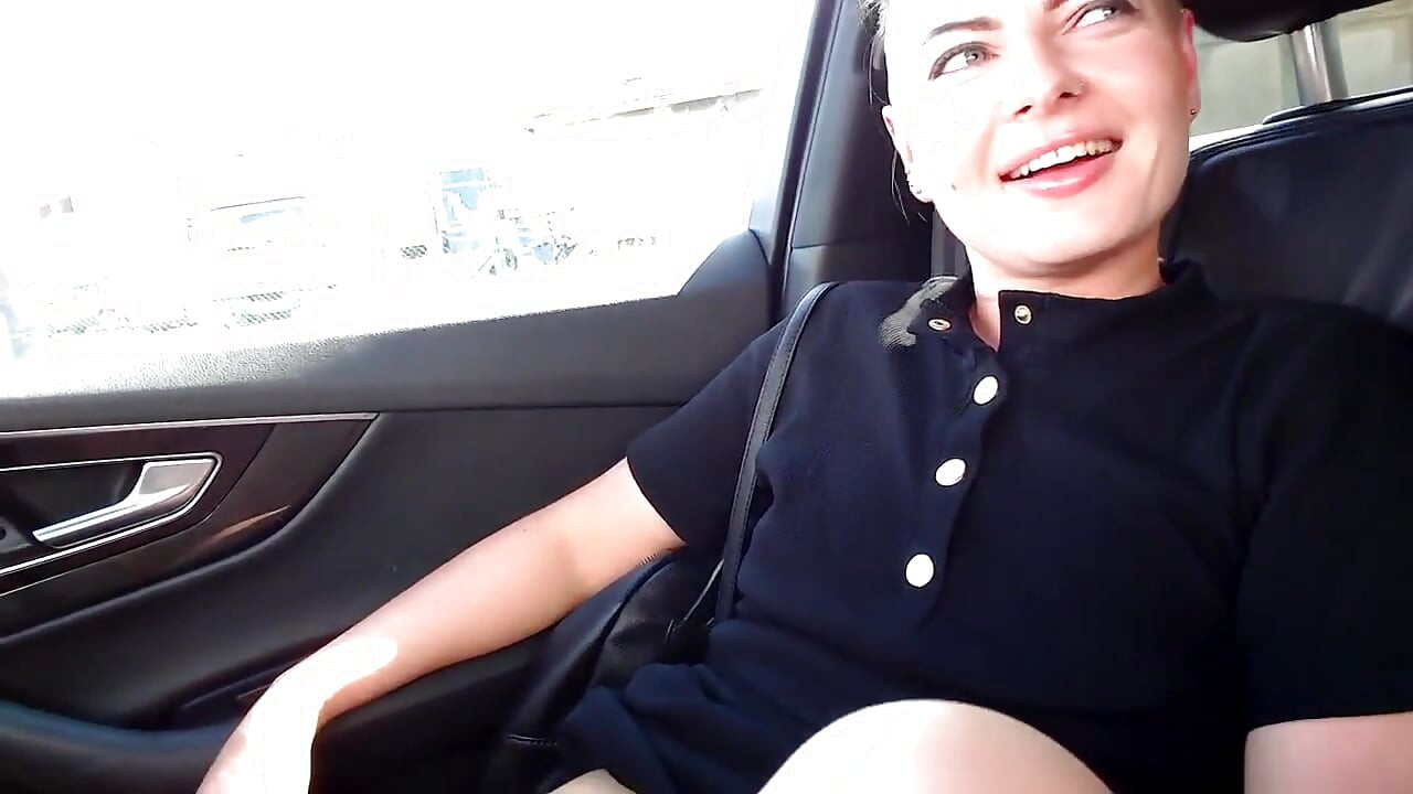 Orang asing yang cantik menghisap batang saya dan menelan sperma di dalam kereta di tempat letak kereta bandar
