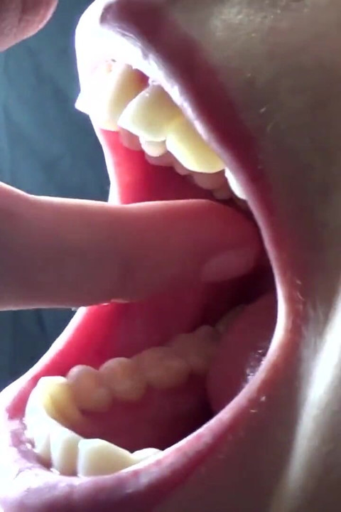 Cowok sange ini lagi asik fingering merekam 3 fetish mulut dan giginya!