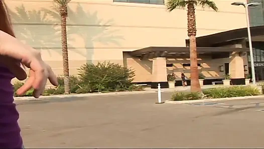 Trinity, Candace Von, dan Chyanne Jacobs adalah pemburu kerudung