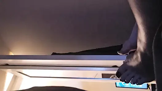 Ayak parmaklarını emiyor