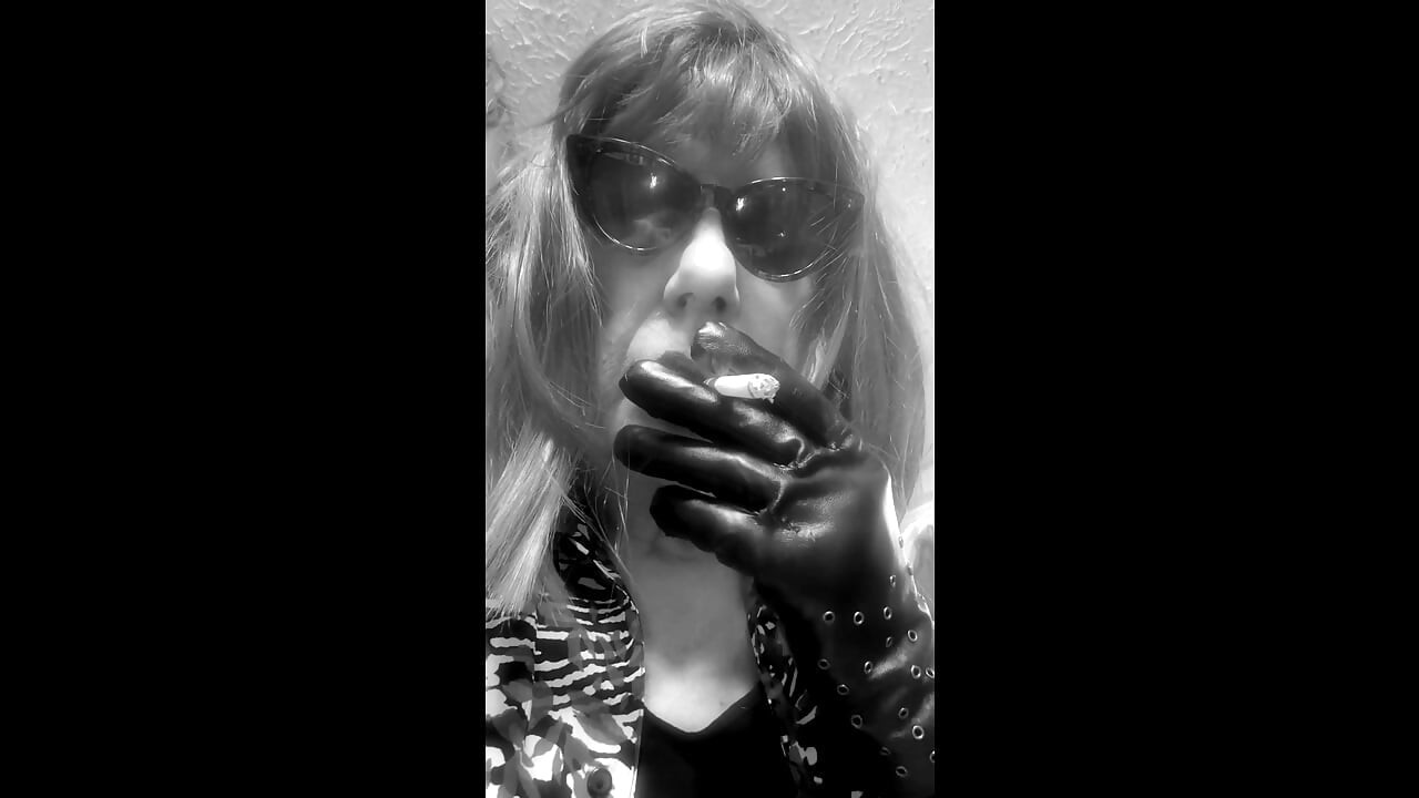 SEÑORA ROMAN DESTRUYENDO UN MARLBORO 100 MENTOLADO EN PRIMER PLANO - CON COLGANDO Y EXHALACIONES POR LAS FOSAS NASALES